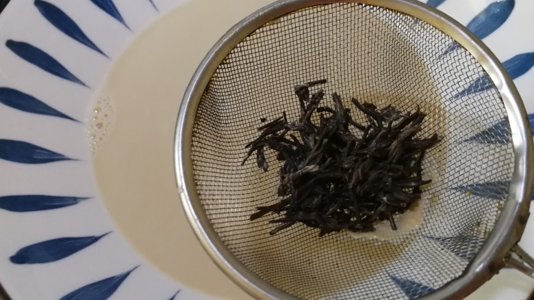 黑珍珠奶茶冻,滤掉茶叶。