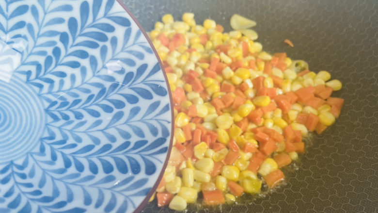 胡萝卜炒玉米,加入少许热水翻炒断生