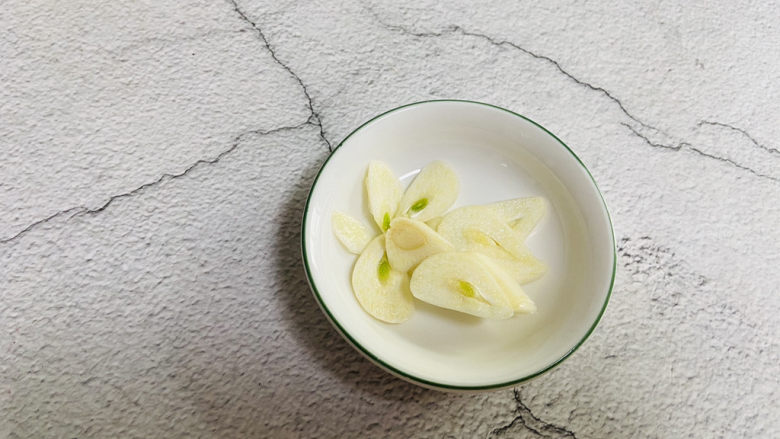 胡萝卜炒玉米,蒜片