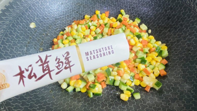 胡萝卜炒玉米,加入适量的松茸鲜