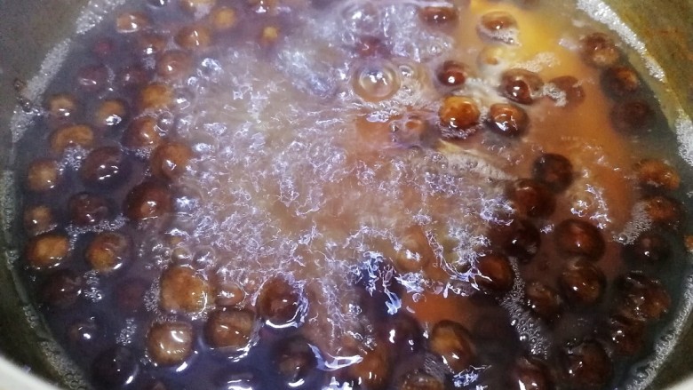 黑珍珠奶茶冻,煮珍珠,文火煮20分钟,焖15分钟。