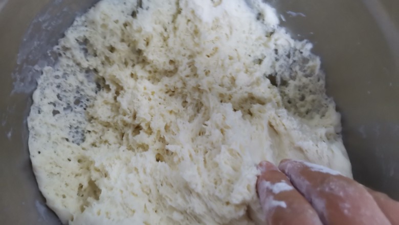 纯手工米酒醪糟馒头,用手掰开,里面充满蜂窝组织的