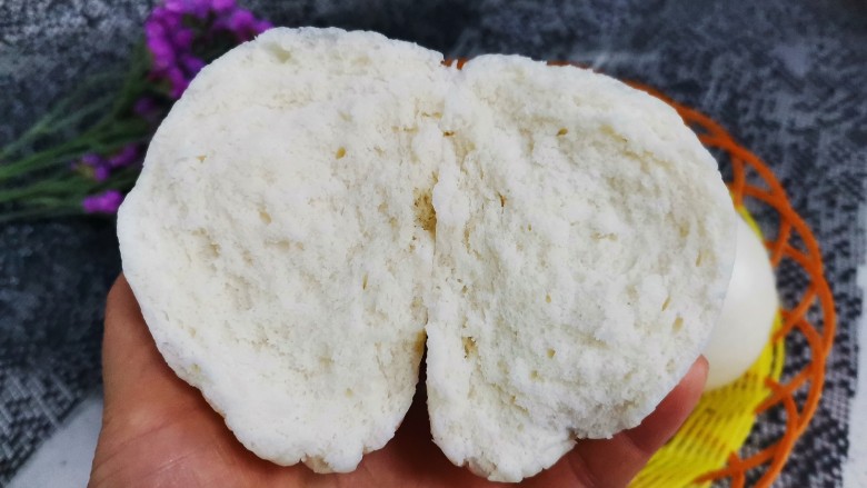 纯手工米酒醪糟馒头,掰开看看,组织细腻,气孔均匀,蓬松宣软