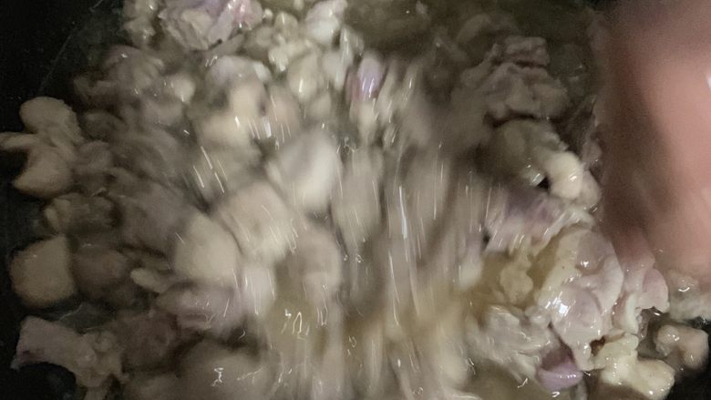 麻辣兔肉,慢慢搅拌,不要粘锅。