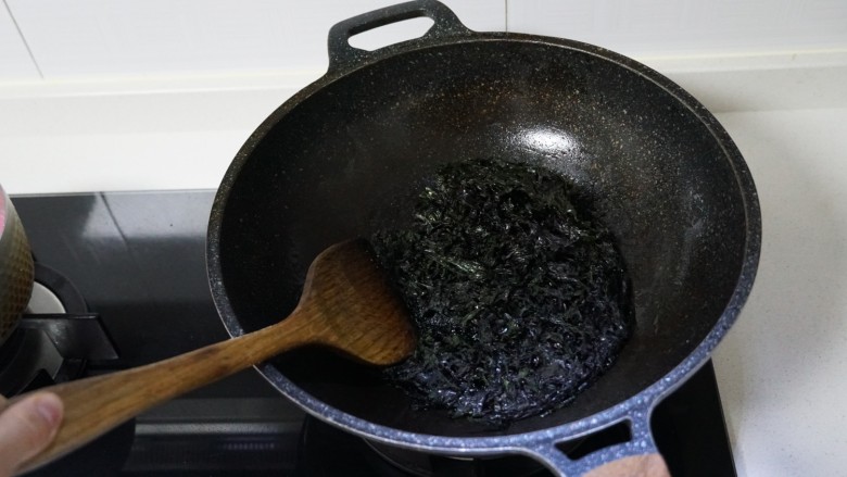 紫菜炒饭,太香了!,锅里倒少许油,放入<a style='color:red;display:inline-block;' href='/shicai/ 273'>紫菜</a>炒至两面变色变脆。