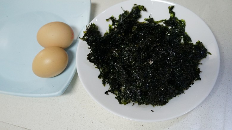 紫菜炒饭,太香了!,取出紫菜用剪刀剪细,准备两个<a style='color:red;display:inline-block;' href='/shicai/ 9'>鸡蛋</a>。