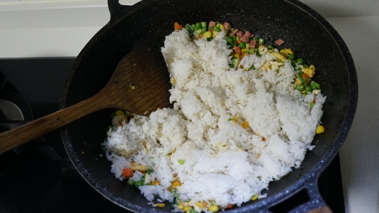 紫菜炒饭,太香了!,接着倒入米饭,用锅铲把米饭压成一粒一粒的。