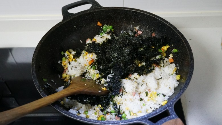 紫菜炒饭,太香了!,放入紫菜