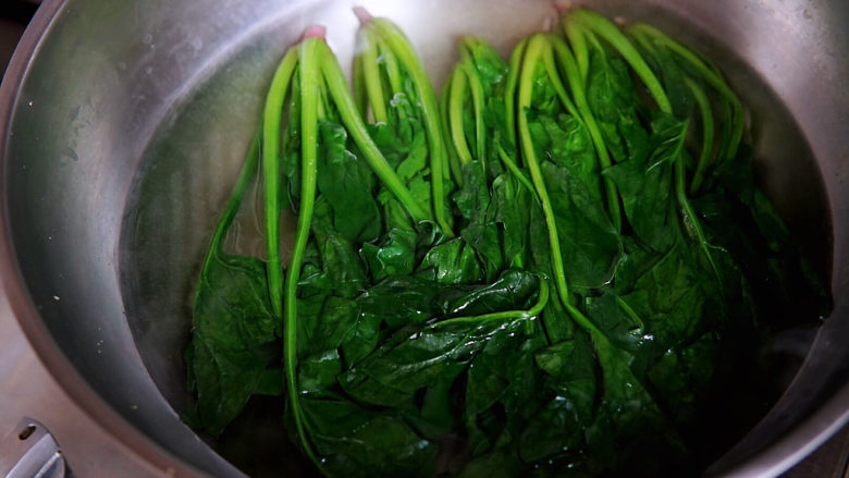 肉丸粉丝汤,沸水焯烫半分钟捞出过冷水，备用。