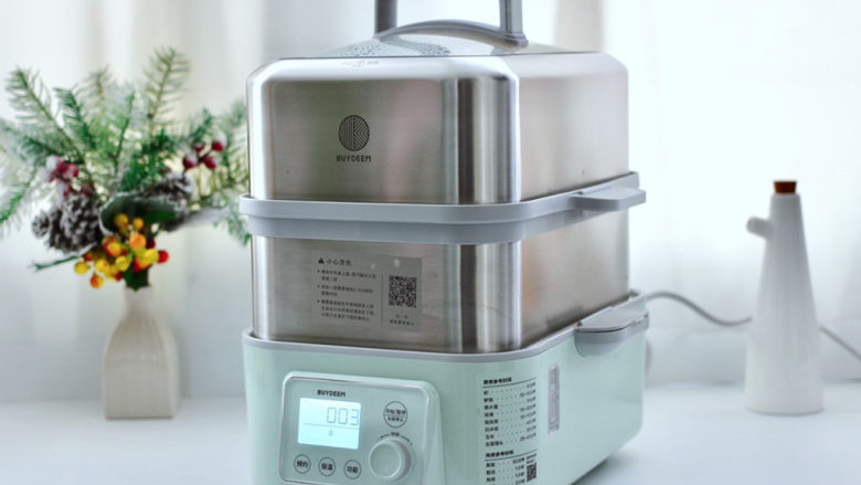 筒骨藕汤+剁椒金针菇豆皮+红薯三色藜麦饭一锅出~,盖上盖子继续蒸剩下的15分钟,上蒸下炖到位。