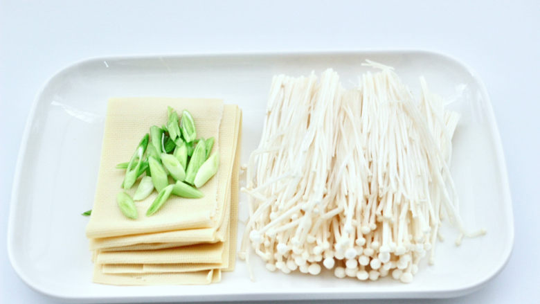 筒骨藕汤+剁椒金针菇豆皮+红薯三色藜麦饭一锅出~,金针菇去根洗净,蒜苗摘洗干净斜切丝,豆皮洗净切片。