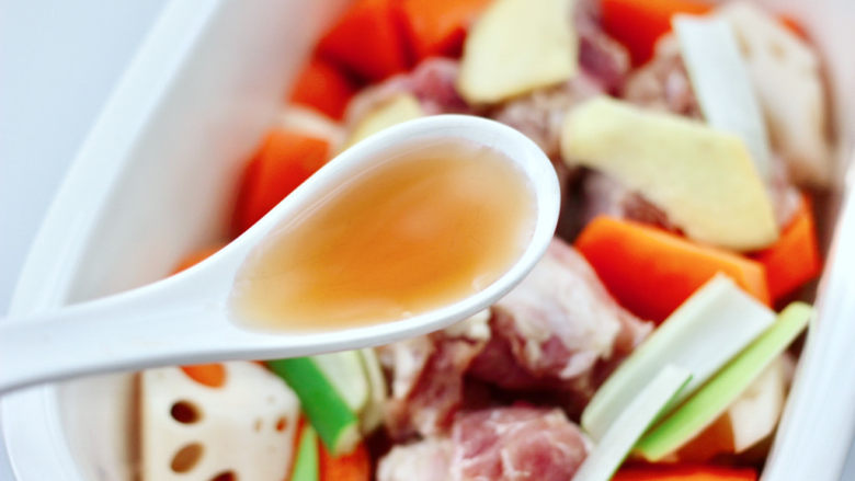 筒骨藕汤+剁椒金针菇豆皮+红薯三色藜麦饭一锅出~,放入<a style='color:red;display:inline-block;' href='/shicai/ 718'>料酒</a>和适量盐。