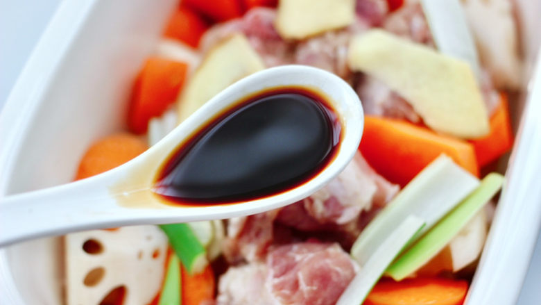 筒骨藕汤+剁椒金针菇豆皮+红薯三色藜麦饭一锅出~,加入<a style='color:red;display:inline-block;' href='/shicai/ 788'><a style='color:red;display:inline-block;' href='/shicai/ 788'>生抽</a></a>调味调色。