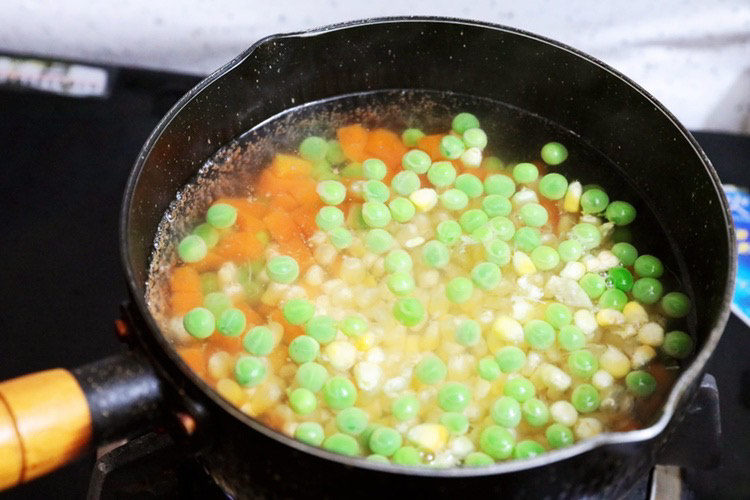 胡萝卜炒玉米,最后加入玉米粒,再煮1分钟