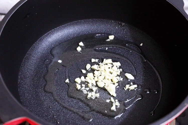 胡萝卜炒玉米,锅中倒入适量的食用油烧热,放入蒜末爆香
