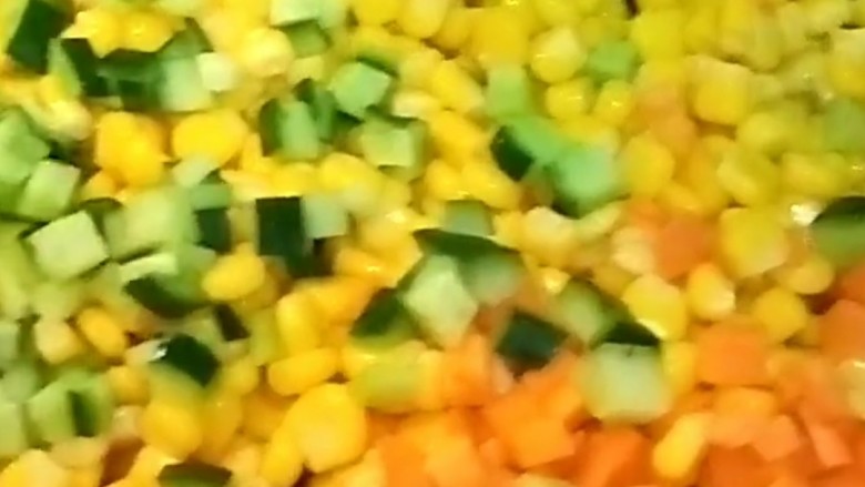 胡萝卜炒玉米,翻炒均匀。