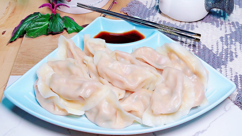 西红柿鸡蛋饺子,饺子晶莹剔透,透出西红柿鸡蛋淡淡的颜色,让整个饺子都有些粉嫩嫩的感觉。