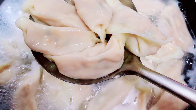 西红柿鸡蛋饺子,锅中烧开水,下入水饺,馅儿是熟的,开锅煮三分钟即可捞出。