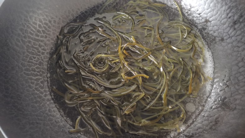 黄豆芽拌海带,锅中水烧开加入少许盐几滴油,放入海带焯水2-3分钟,捞出沥水
