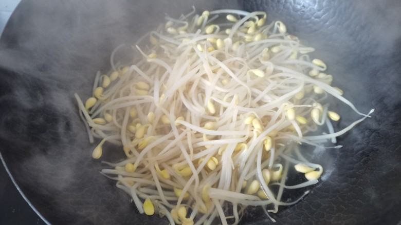 黄豆芽拌海带,放入黄豆芽焯水2-3分钟,捞出沥水