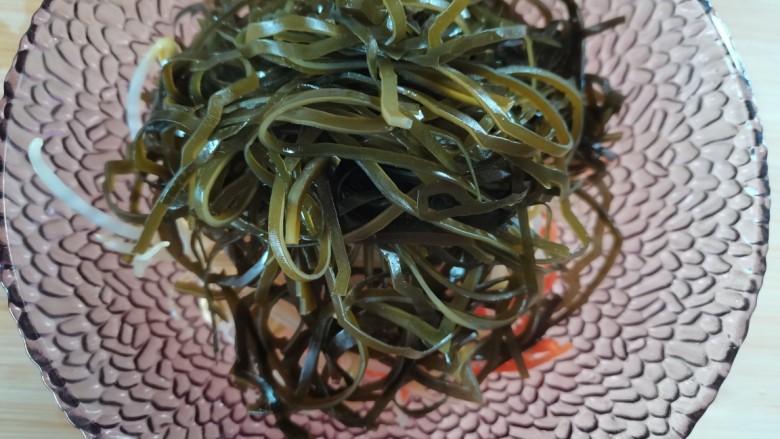 黄豆芽拌海带,放入海带,香菜