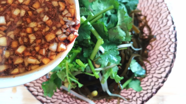 黄豆芽拌海带,料汁倒入食材中,搅拌均匀即可