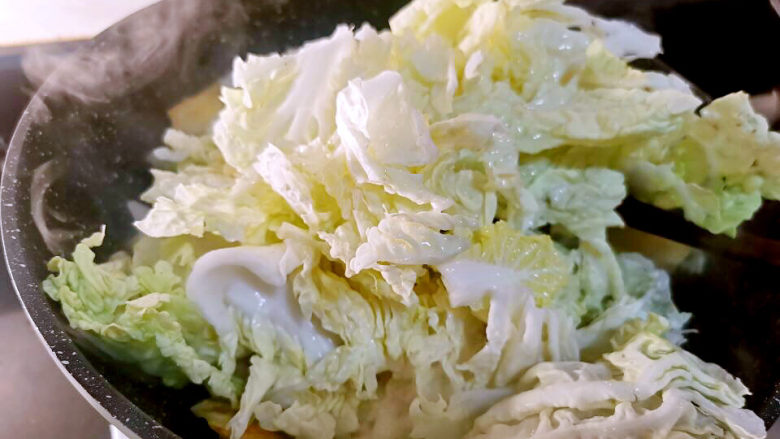 油豆腐炒白菜,下白菜叶,翻炒至软而不烂,来点盐,鸡精调味即可