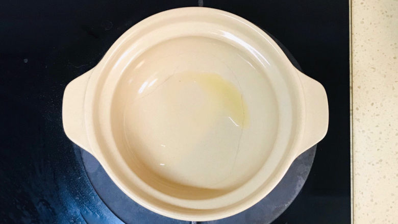 榨菜豆腐汤,砂锅里加油,烧热