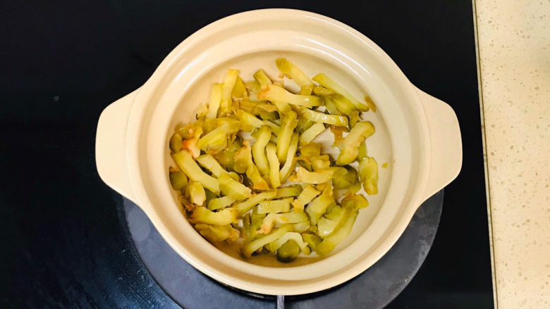 榨菜豆腐汤,翻炒断生,炒出鲜味