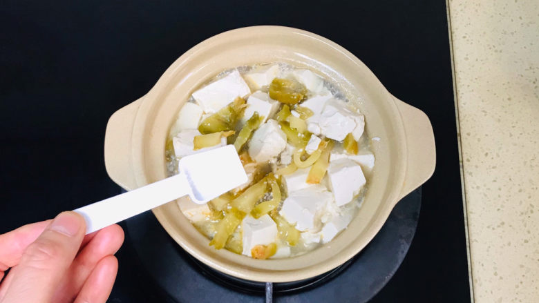 榨菜豆腐汤,撒入盐调味,盐不要加多了