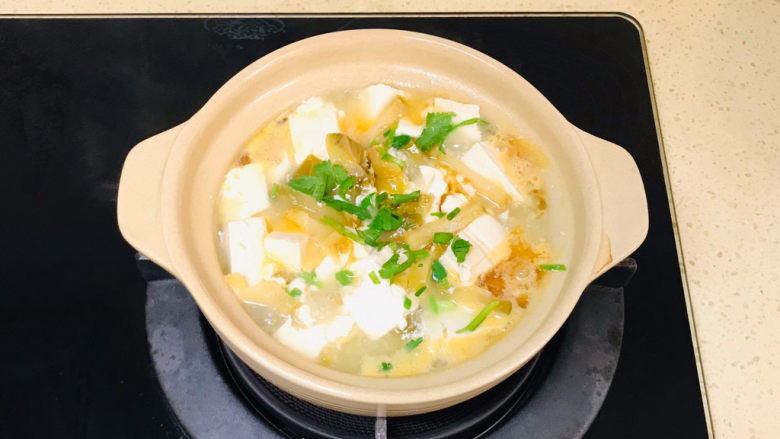 榨菜豆腐汤,撒入葱花,就可以关火起锅了