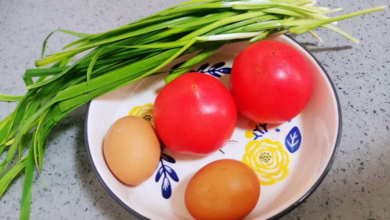 西红柿鸡蛋饺子,准备食材清洗干净,<a style='color:red;display:inline-block;' href='/shicai/ 116'>韭菜</a>可以用小葱代替