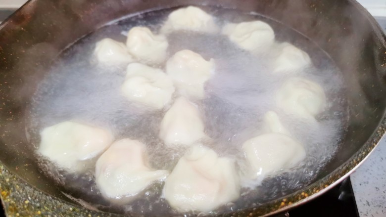西红柿鸡蛋饺子,开水入锅,煮2开