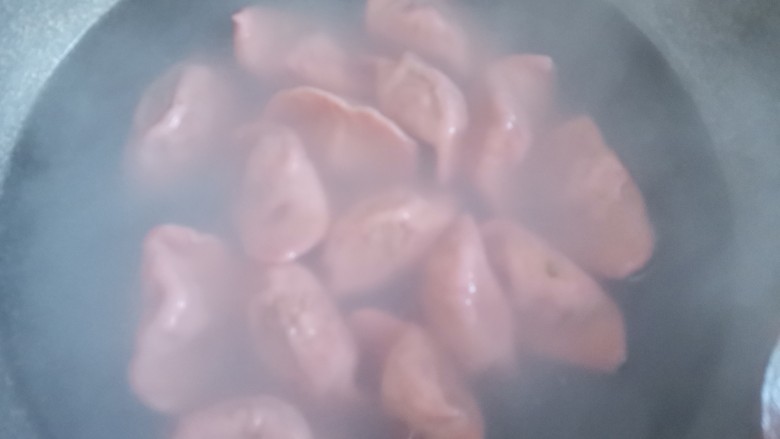 西红柿鸡蛋饺子,水开下入锅中煮饺子,煮至饺子浮起即可捞出