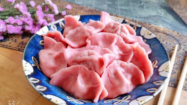 西红柿鸡蛋饺子,盛入盘中,美美的拍一张,漂亮的西红柿鸡蛋饺子就做好了