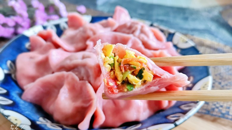 西红柿鸡蛋饺子,馅料十足,味道鲜香,超级美味