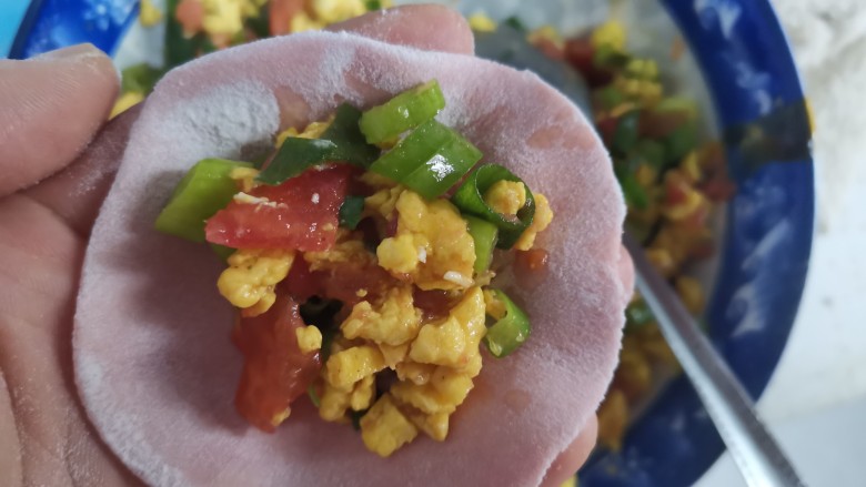 西红柿鸡蛋饺子,一个饺子皮包入西红柿鸡蛋馅儿