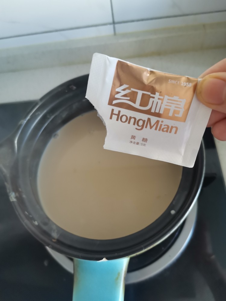 烧仙草奶茶冻,加入一袋黄糖