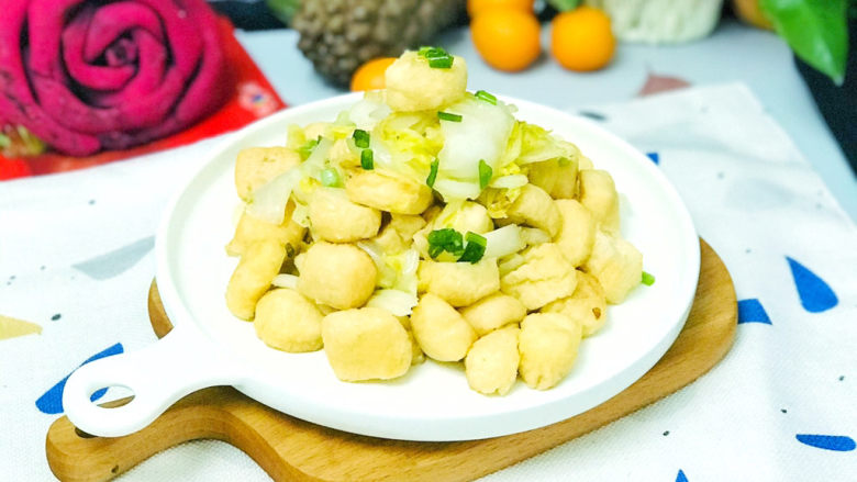 油豆腐炒白菜,转盘后,撒上葱花装饰一下