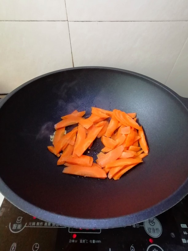 黄瓜炒胡萝卜,加入胡萝卜片,炒一分钟左右