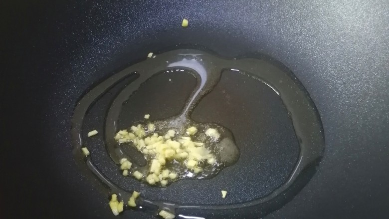 黄瓜炒胡萝卜,热锅入油,加入姜末爆香