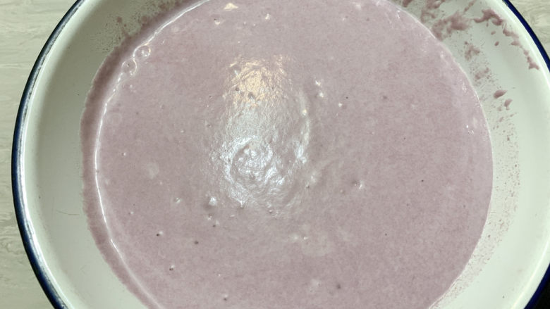 紫薯发糕,搅拌均匀,放在温暖处,醒发至原来的两倍大,然后再次打发消泡,再重复一次操作