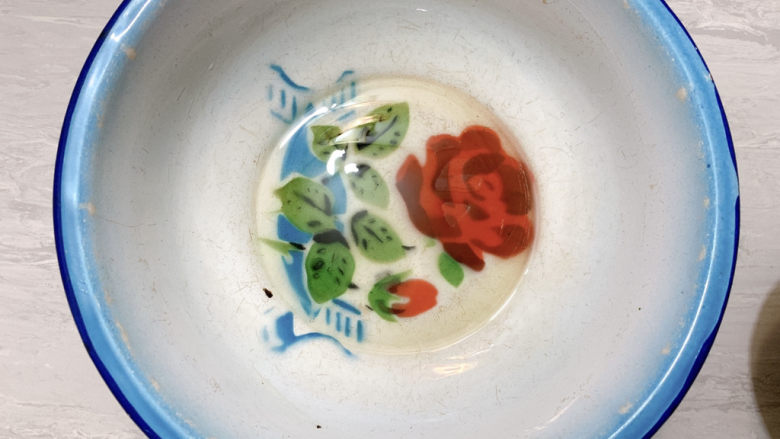 紫薯发糕,容器中刷适量油防粘黏,倒入面糊,震荡一下容器,排出空气,然后静待15分钟