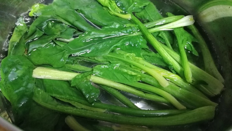 菠菜鸡蛋饼,洗干净的菠菜焯水半分钟，去掉草酸。