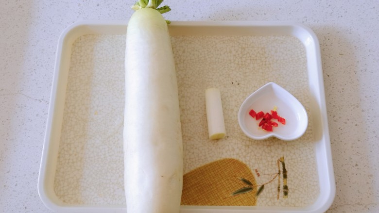 清炒白萝卜,食材准备好。
