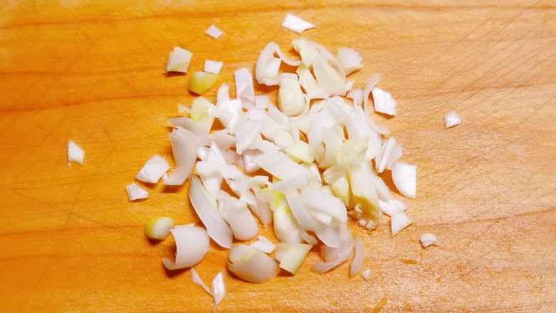 清炒白萝卜,<a style='color:red;display:inline-block;' href='/shicai/ 3250'>葱</a>白切碎。