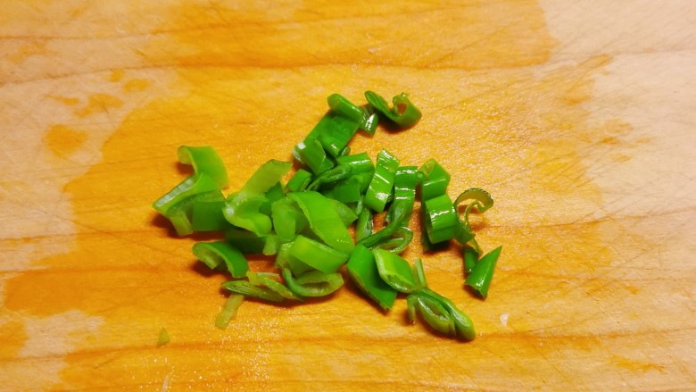 清炒白萝卜,葱绿切小圈。