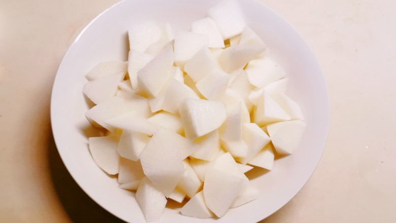 清炒白萝卜,<a style='color:red;display:inline-block;' href='/shicai/ 26'>白萝卜</a>切块。