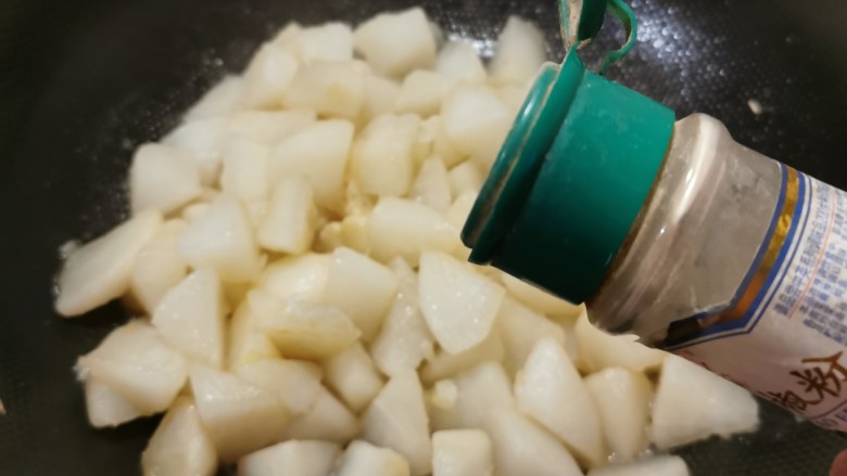 清炒白萝卜,放入<a style='color:red;display:inline-block;' href='/shicai/ 720'>胡椒粉</a>增香。