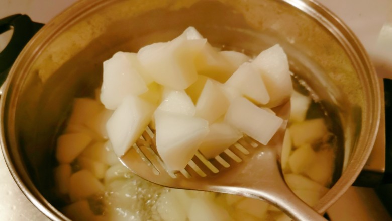 清炒白萝卜,放入开水中煮熟出锅。